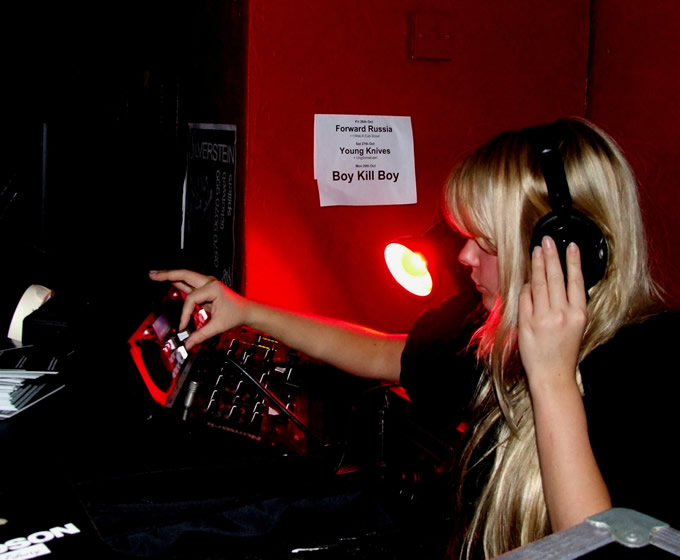 Grimebustin' DJ GoldieLocks, click here for her myspace & check her 'Bubble Gum'